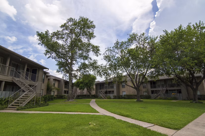 The Pines of Woodforest: Luxury garden-style apartments with lush landscaping in Texas