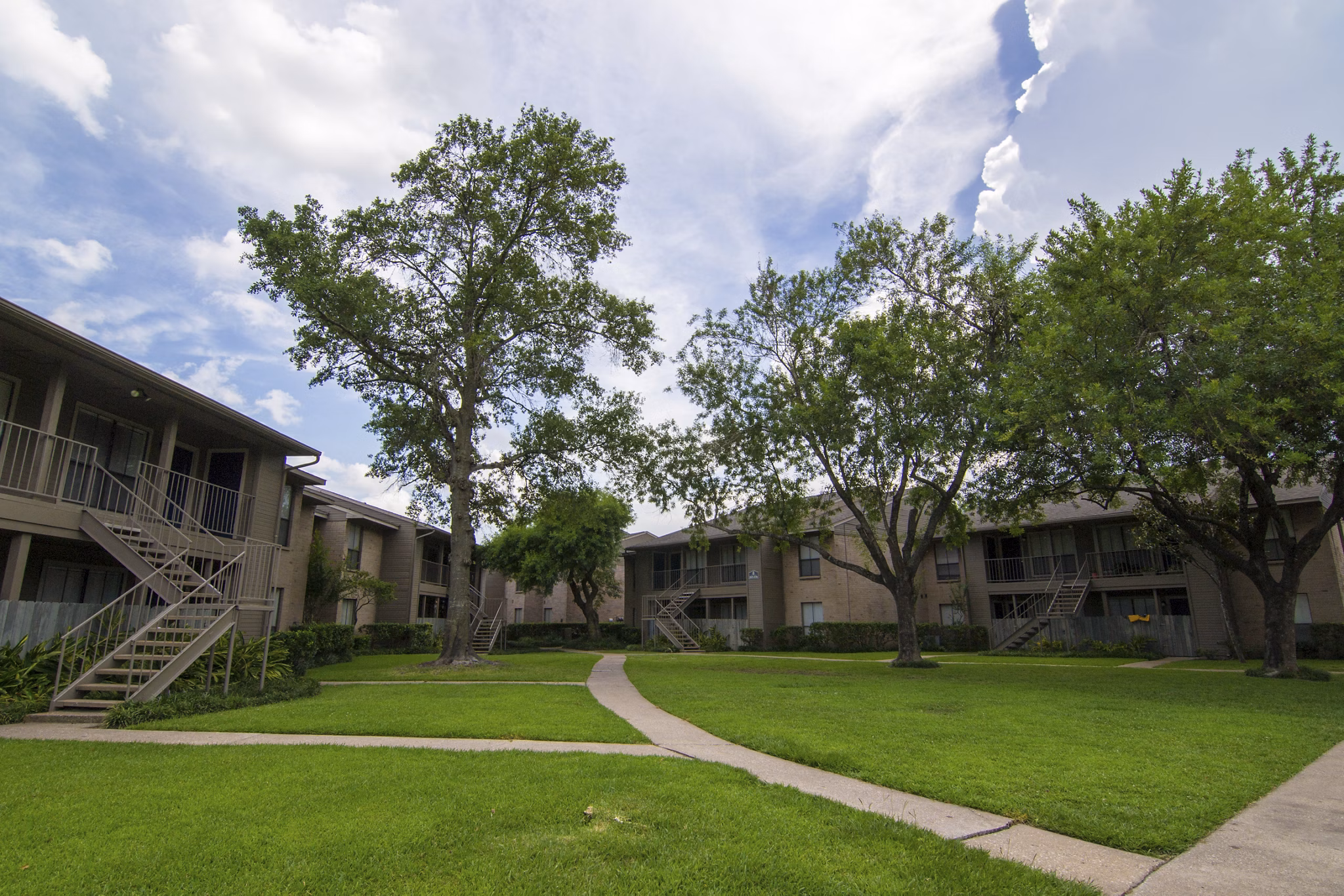 The Pines of Woodforest: Luxury garden-style apartments with lush landscaping in Texas