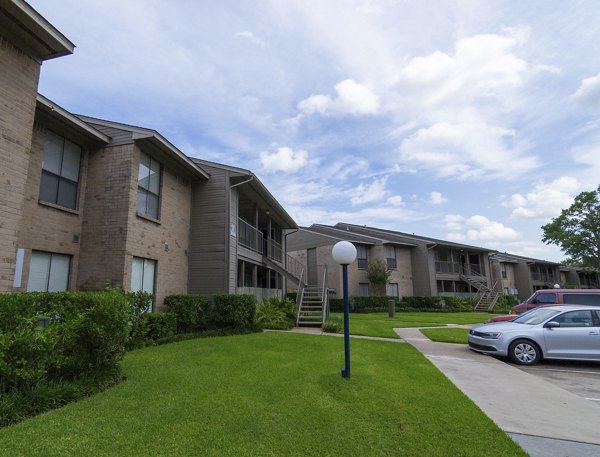 The Pines of Woodforest: Classic garden-style apartments with lush landscaping in Conroe, Texas