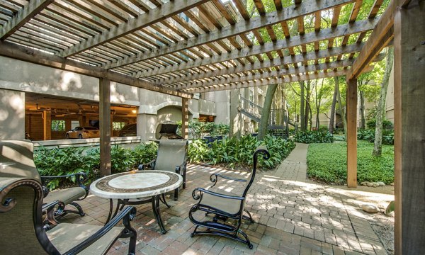 courtyard at The Post Oak at Woodway Apartments