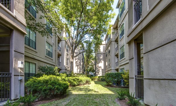 courtyard at The Post Oak at Woodway Apartments