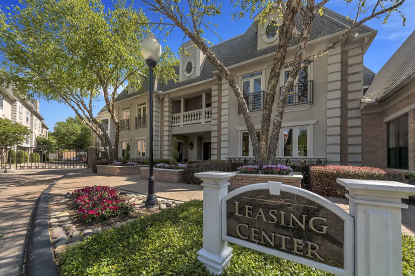 Renaissance at Preston Hollow: Elegant luxury apartments in Dallas