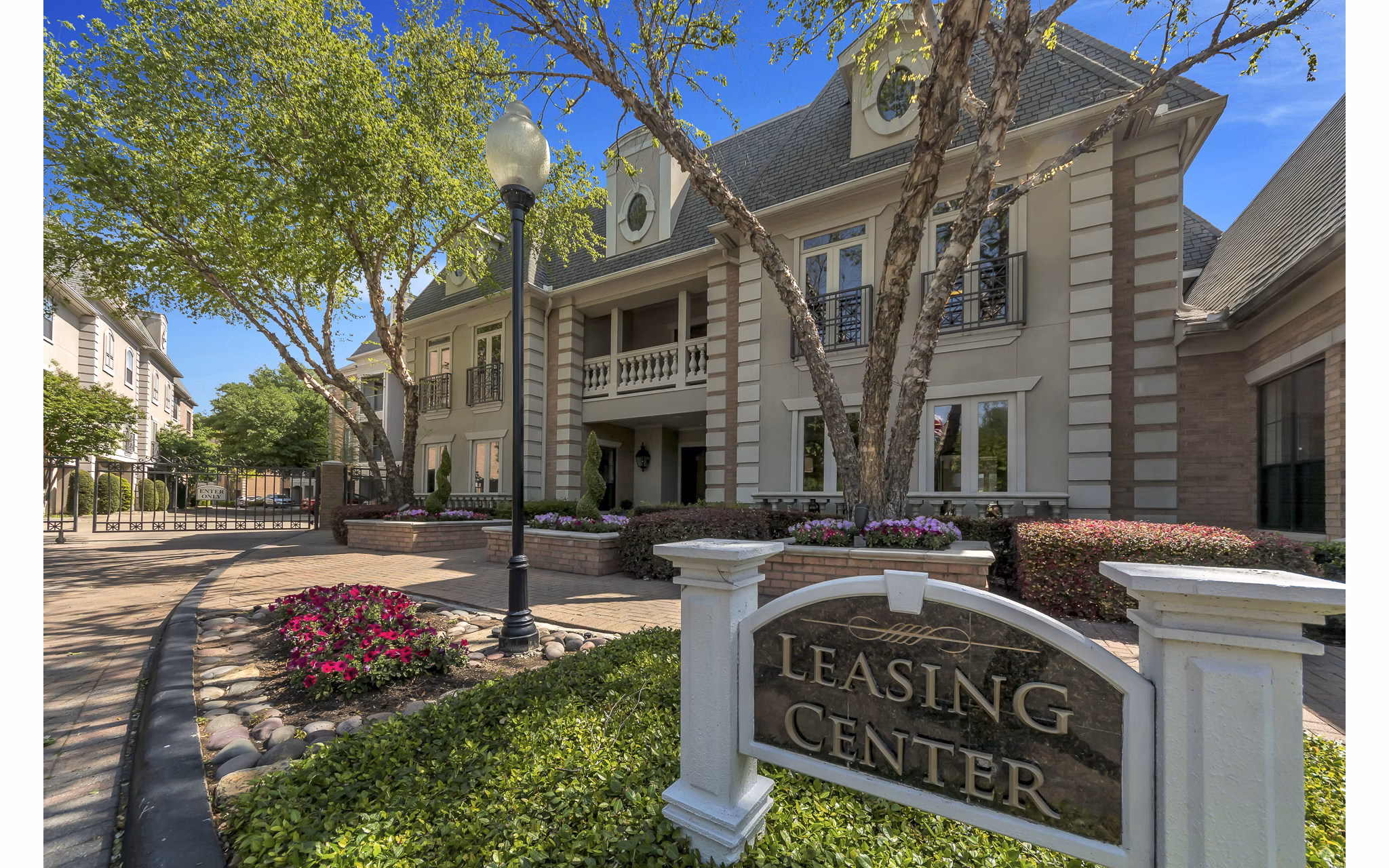 Renaissance at Preston Hollow: Elegant luxury apartments in Dallas