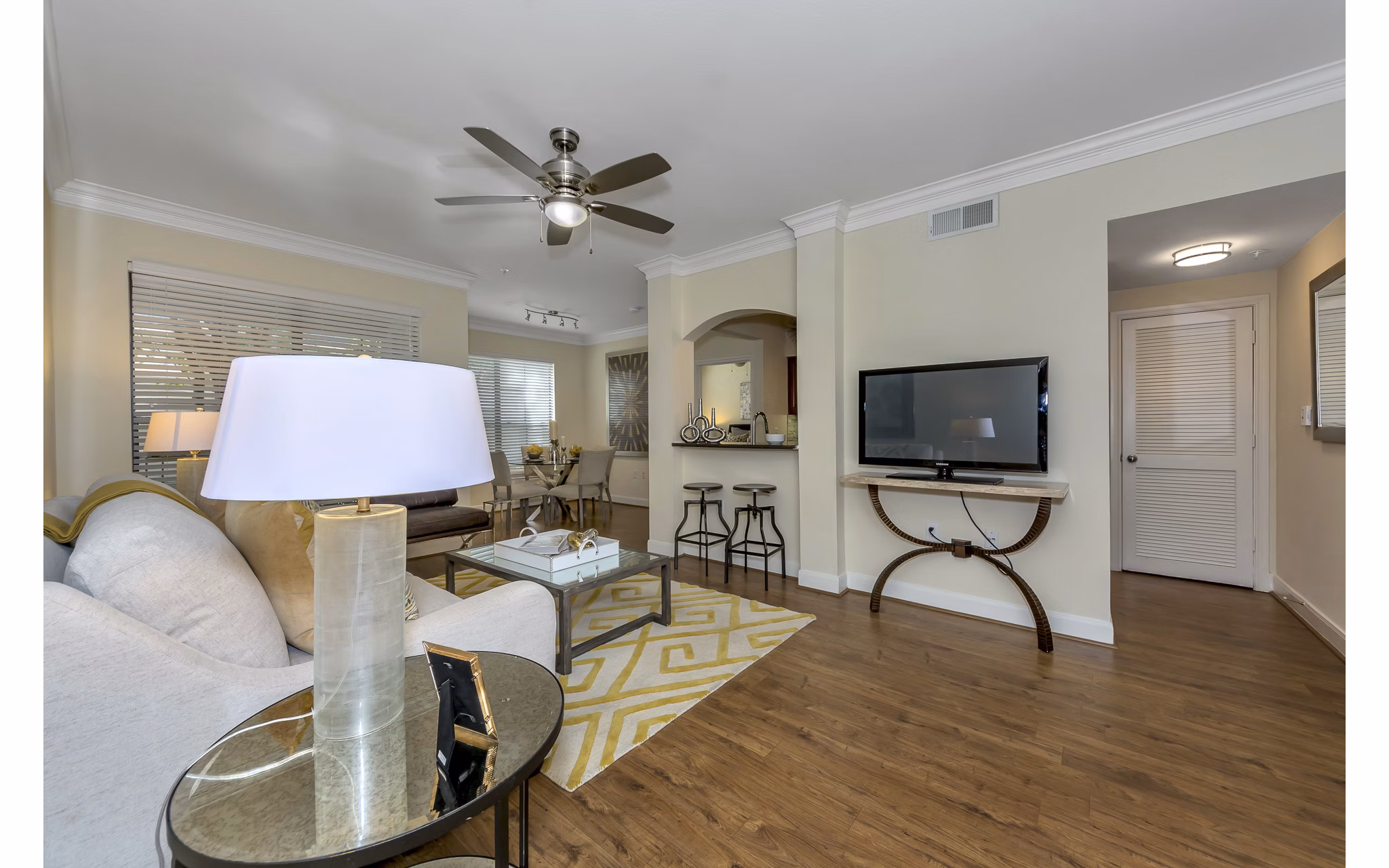 Spacious living room with contemporary decor in Renaissance at Preston Hollow Apartments