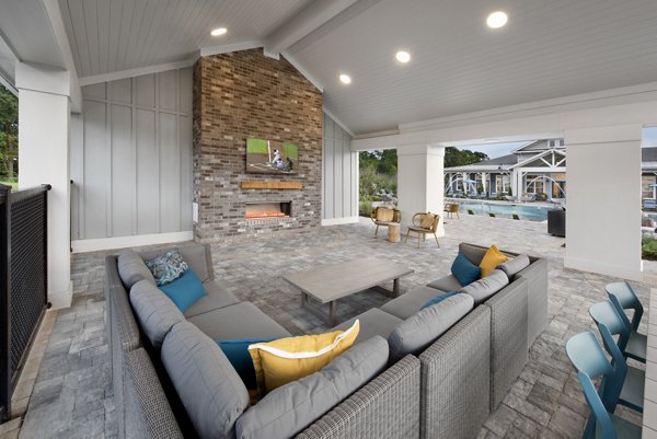 Henery House at Clift Farm: Cozy patio with garden views in luxury apartments