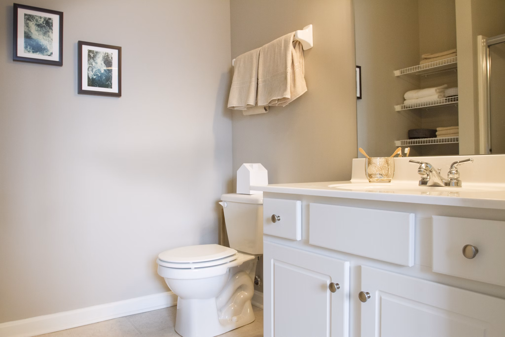 bathroom at Middletown Landing apartments 