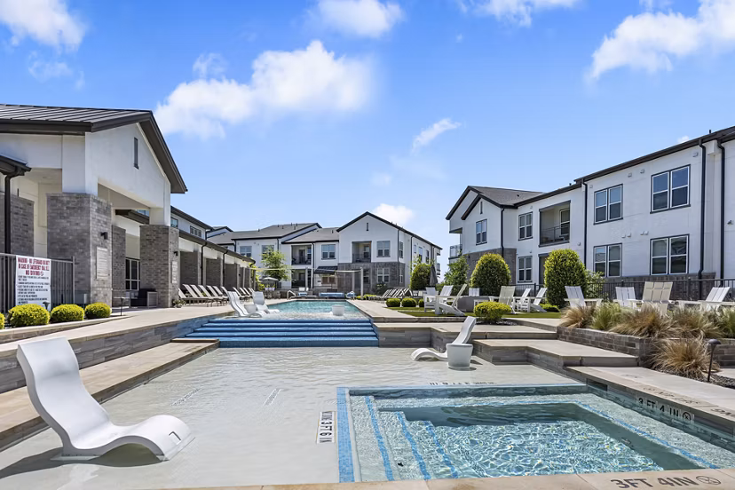 pool at Aven Ridge Apartments