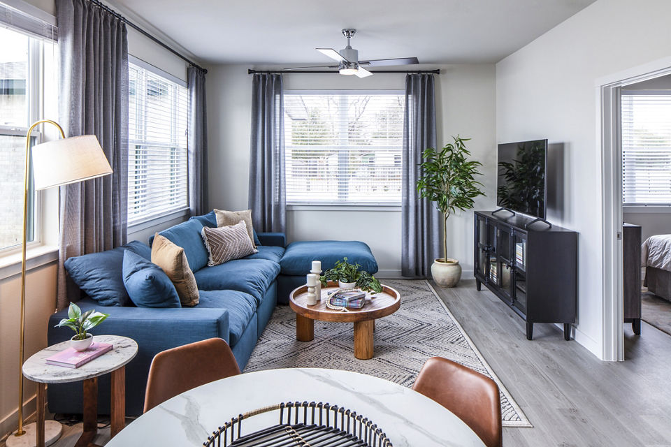 **Living room with stylish furnishings at Prose Hardy Yards Apartments**