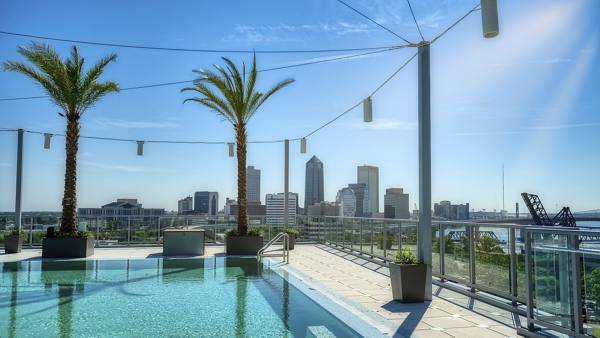 pool at Vista Brooklyn Apartments