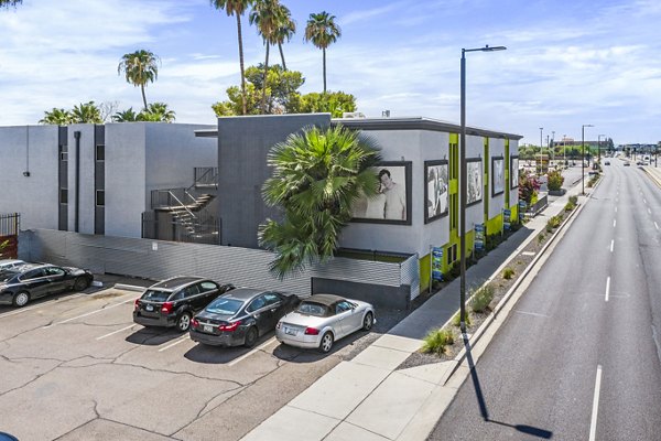Crosstown Phoenix West: Modern luxury apartment in vibrant Phoenix neighborhood