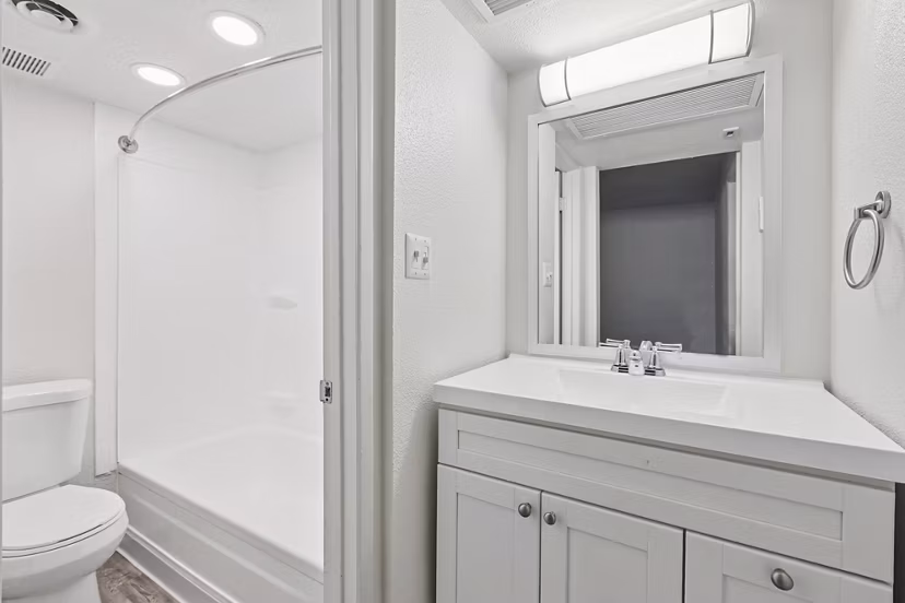 bathroom at Crosstown Phoenix West Apartments