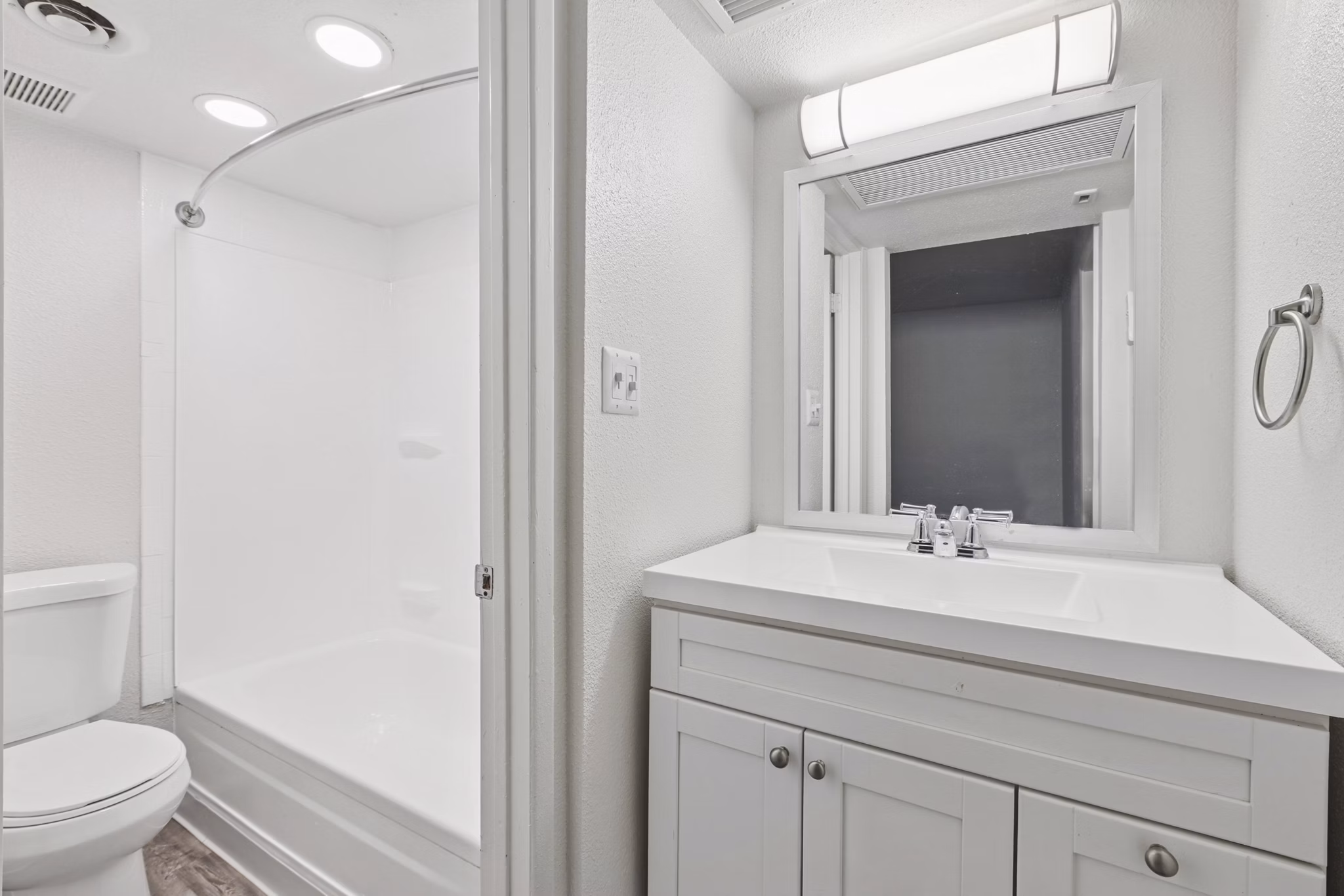 bathroom at Crosstown Phoenix West Apartments