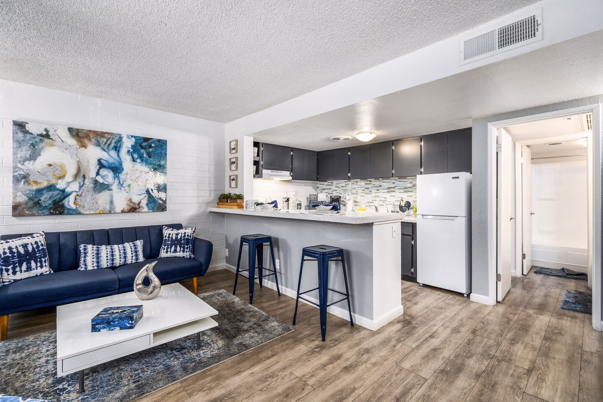 Spacious living room with modern decor at Crosstown Phoenix West Apartments