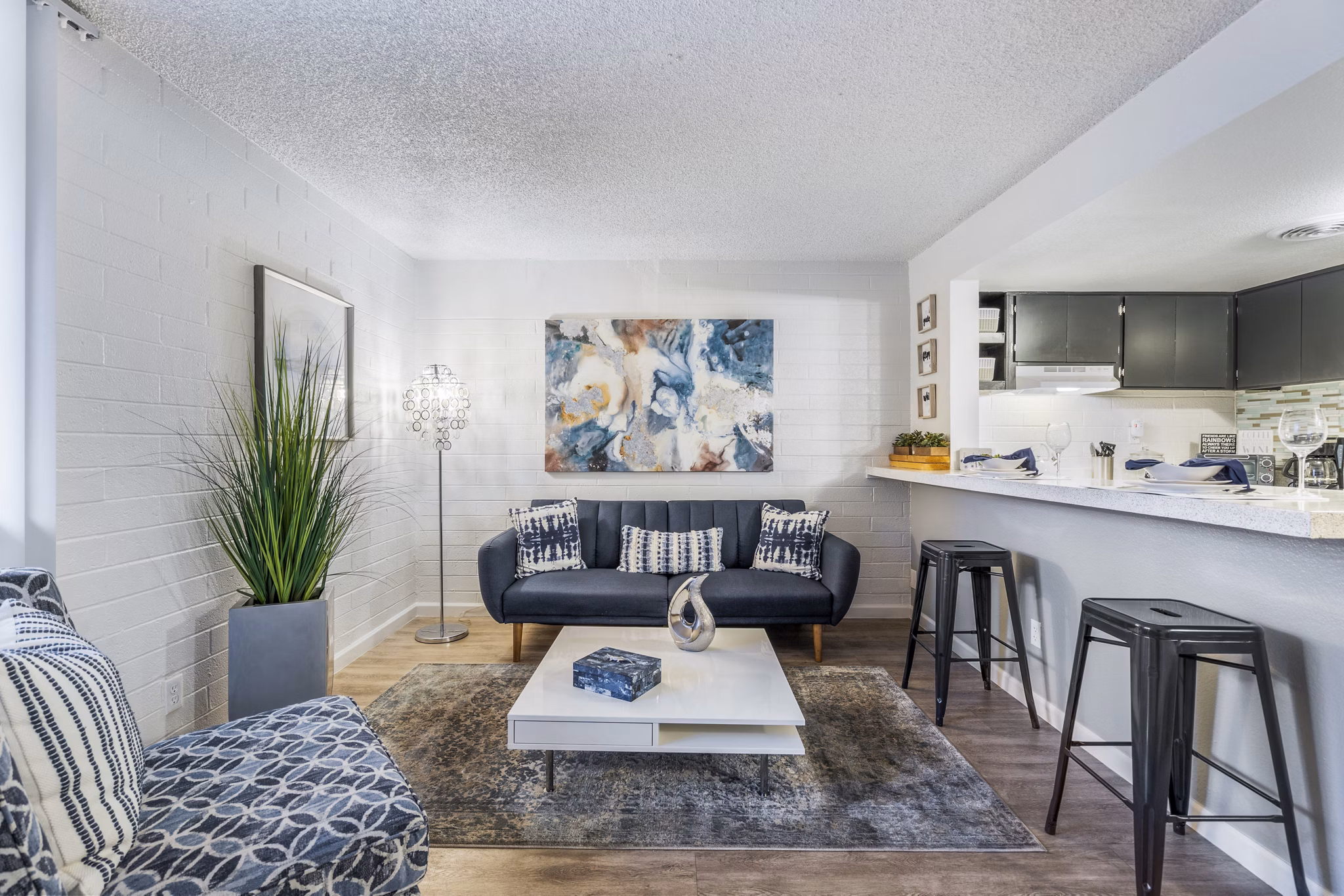 Spacious living room with modern decor at Crosstown Phoenix West Apartments