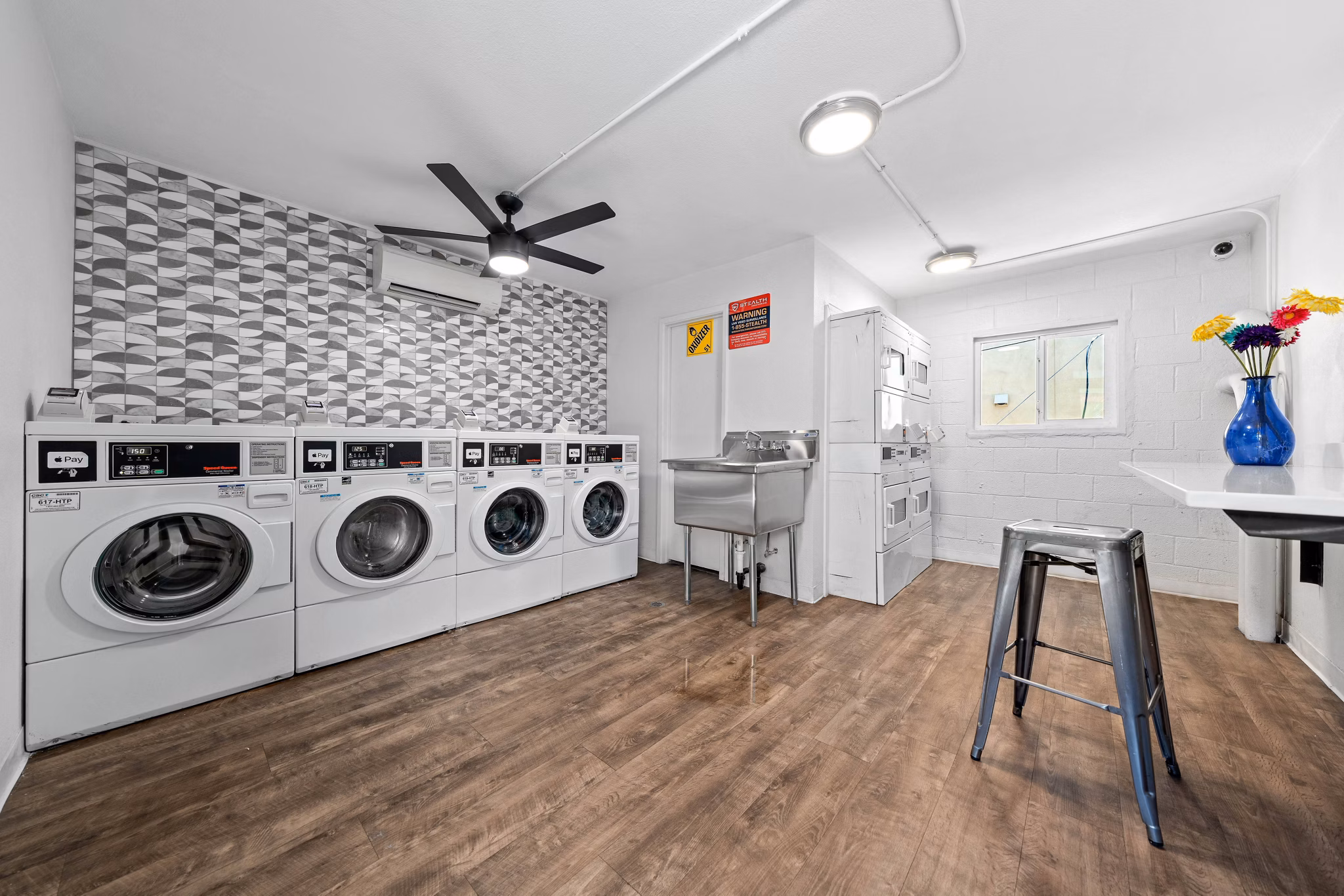 laundry room at Crosstown Phoenix West Apartments