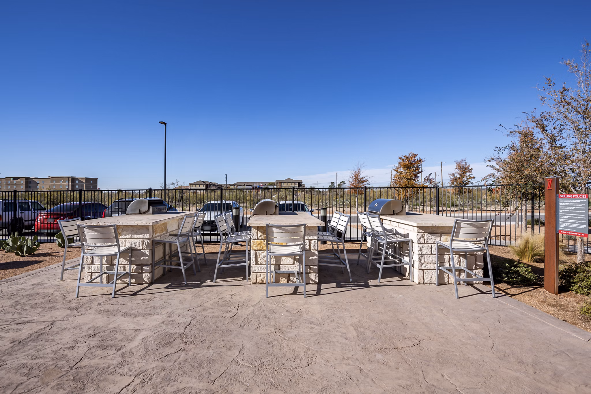Courtyard with lush landscaping at FLATZ 432 Apartments, offering outdoor seating and relaxation spaces in luxury setting