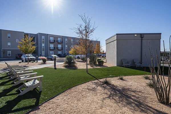 courtyard at FLATZ 432 Apartments