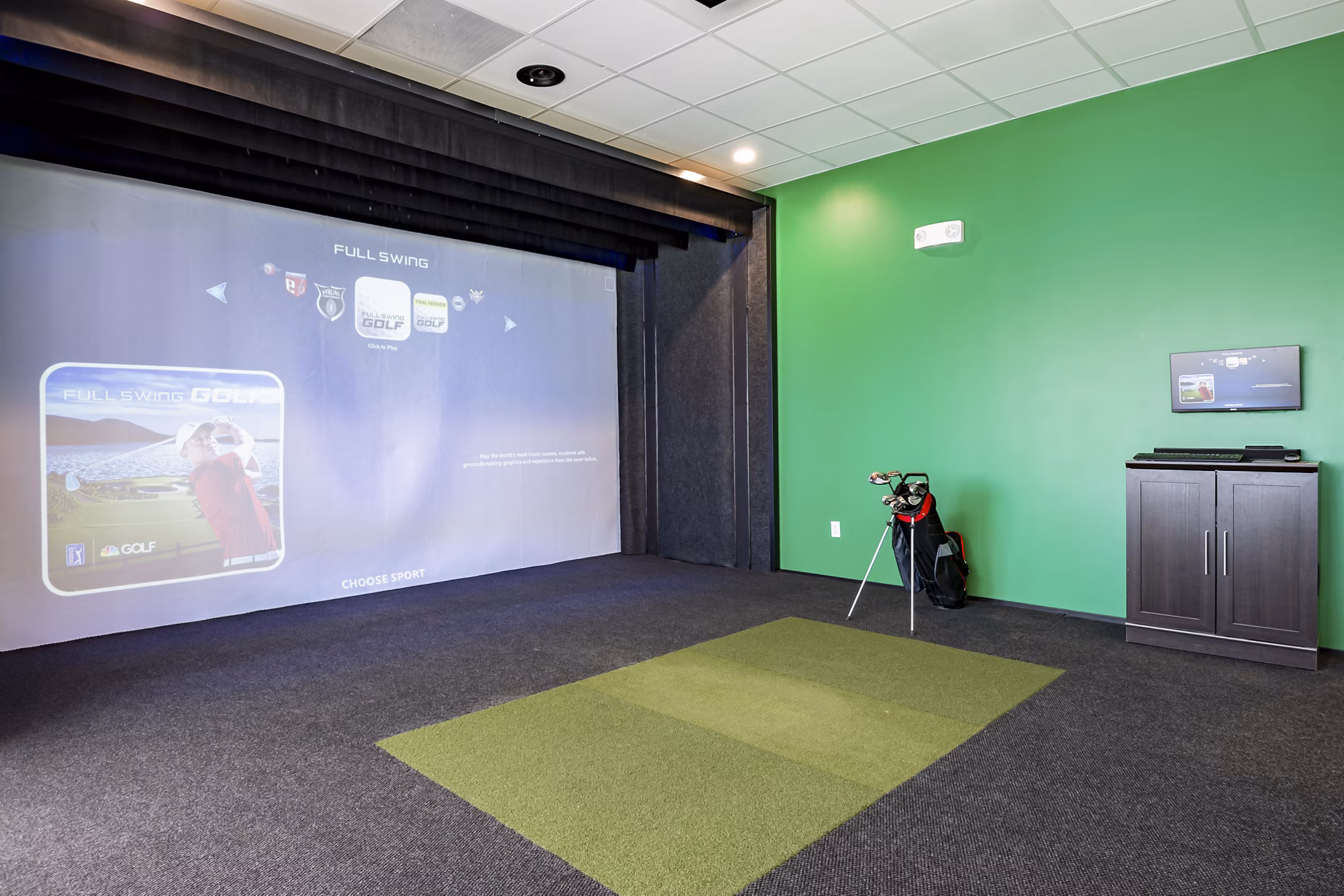 Modern putting green at FLATZ 432 Apartments, offering a relaxing outdoor amenity for residents to enjoy