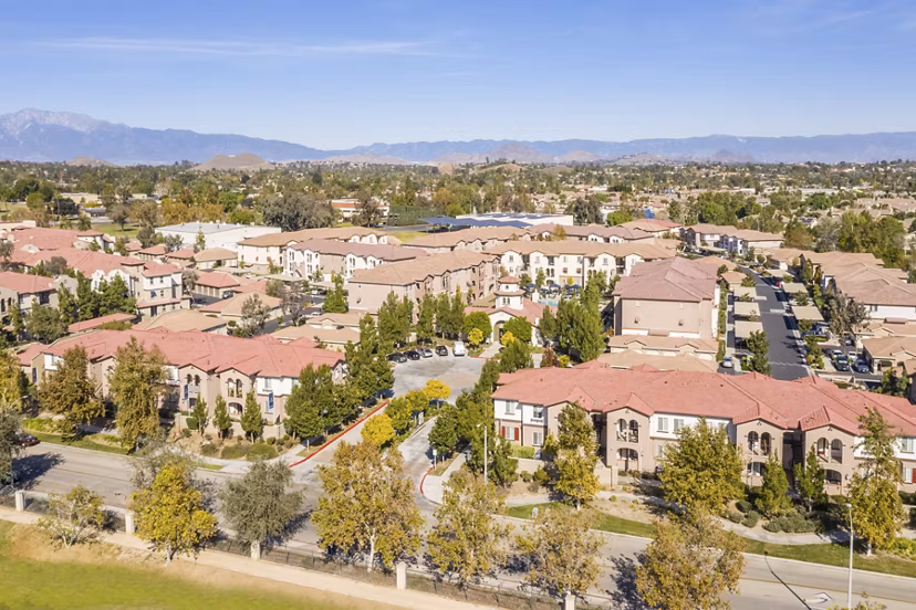 Riverwalk Apartments: Modern city view from Viano luxury apartments balcony