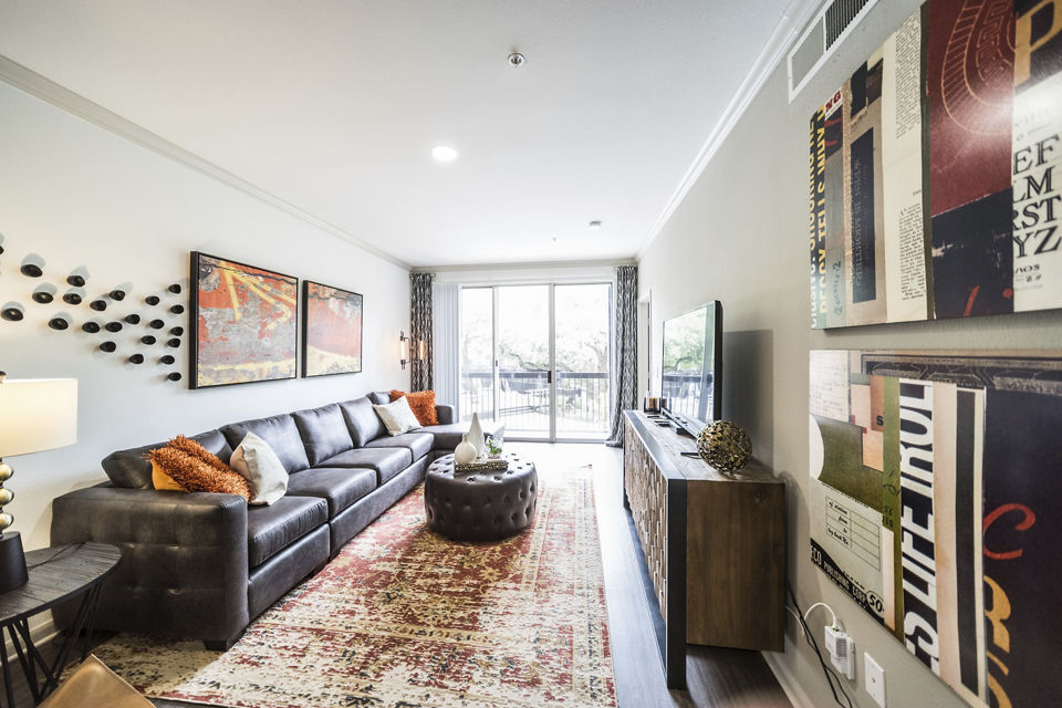Modern living room with stylish dÃ©cor at Muse at SoCo Apartments