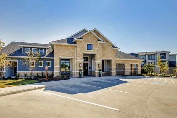 Hays Park Apartments: Elegant of luxury apartments in suburban setting