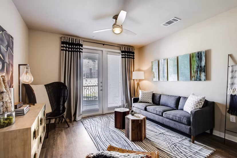 Spacious living room with contemporary furnishings at Hays Park Apartments