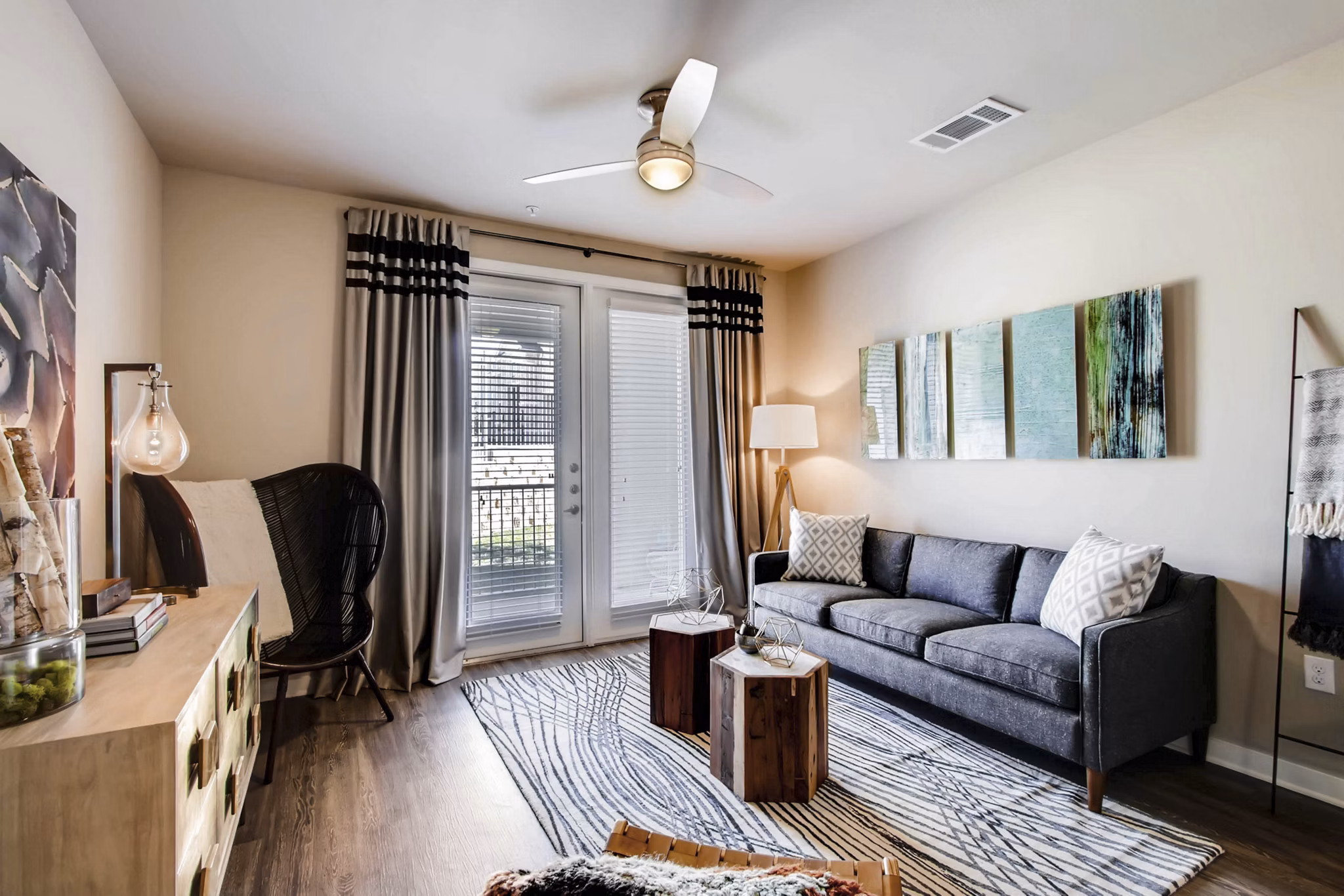 Spacious living room with contemporary furnishings at Hays Park Apartments