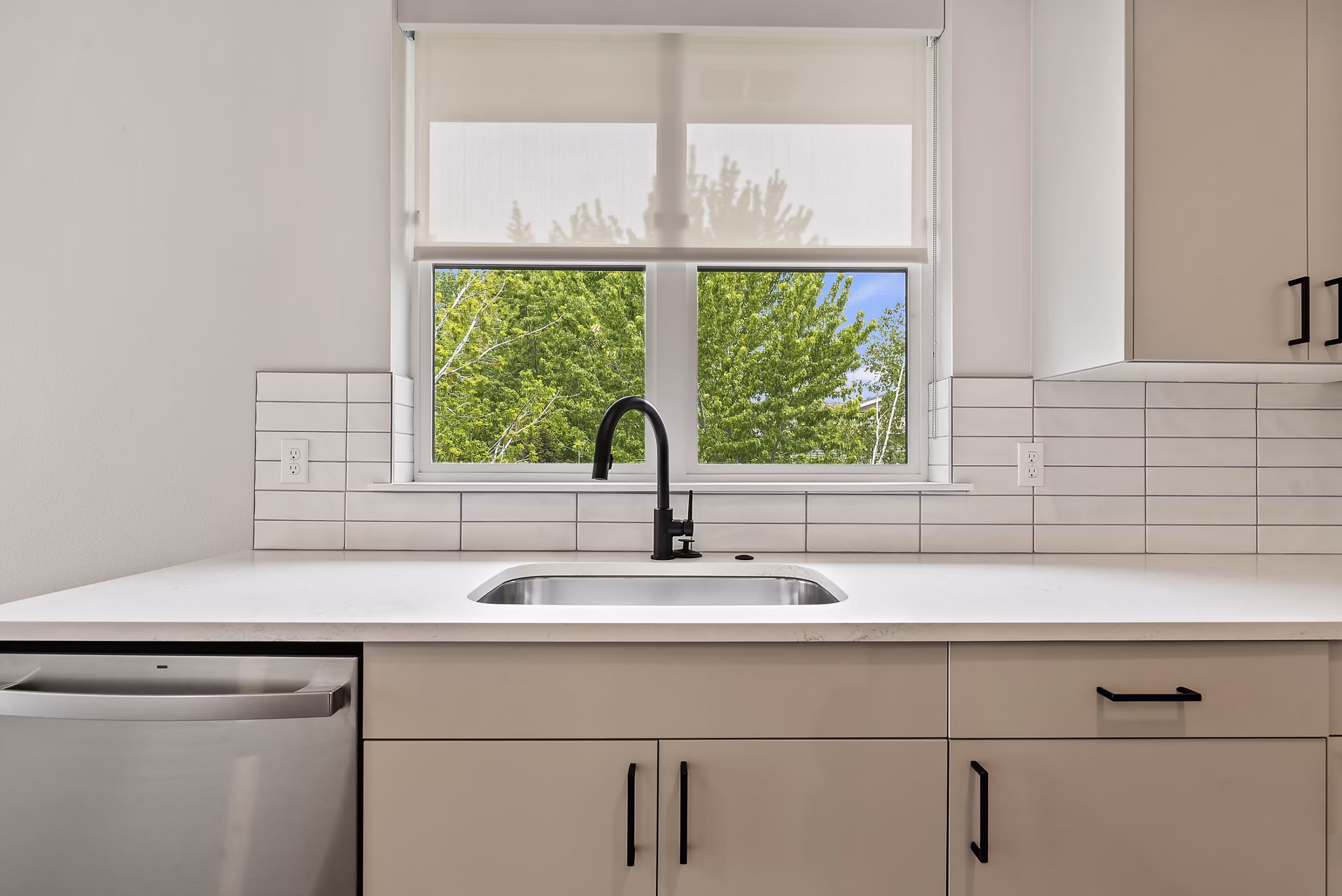 kitchen at River Pointe Premier Apartments