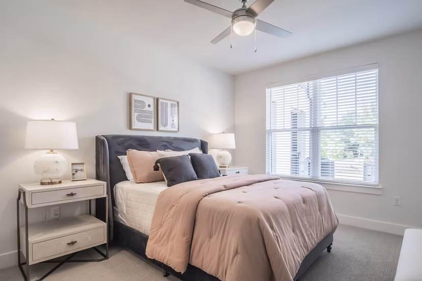 The Heron at River Island: Cozy bedroom with plush bedding and stylish decor