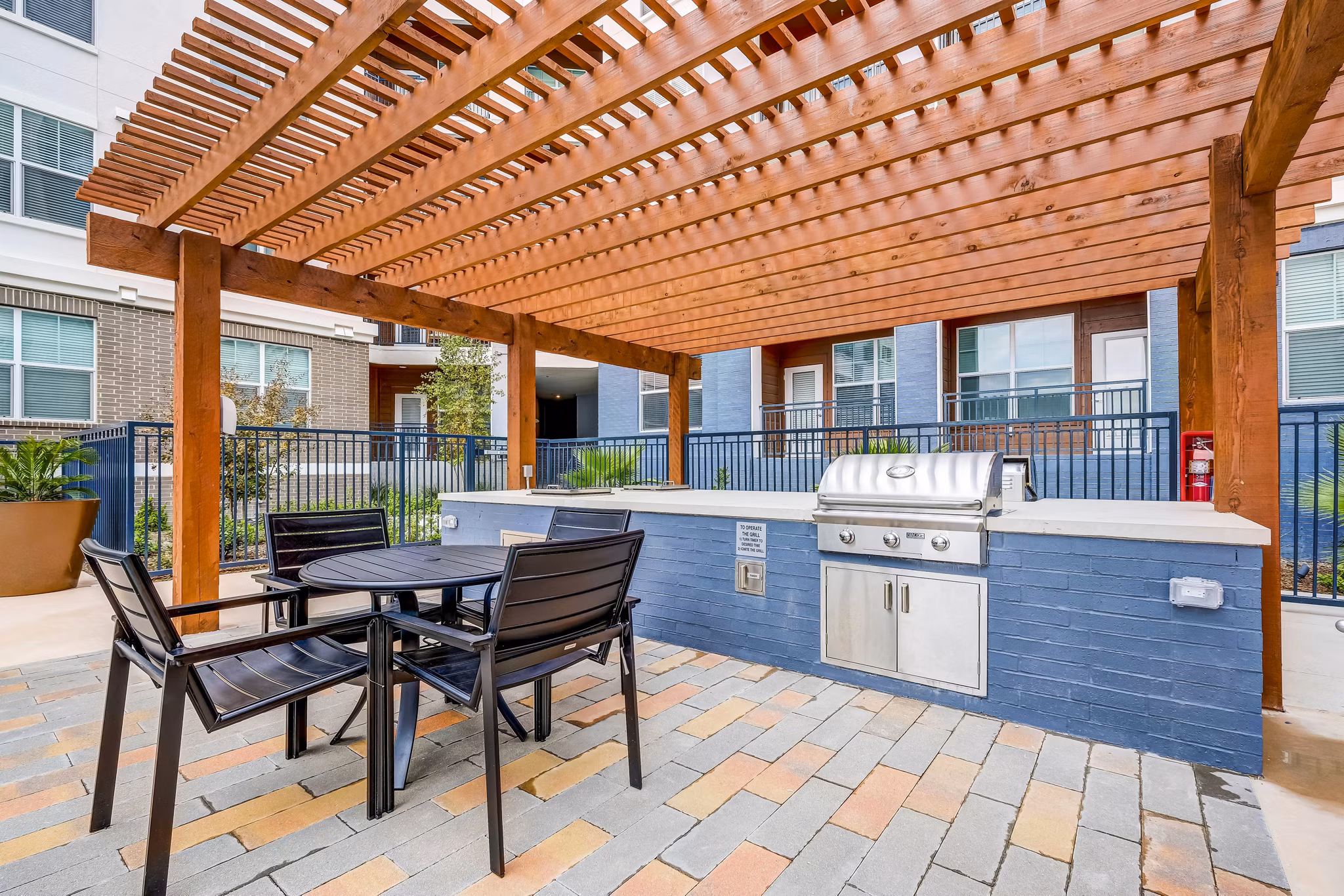 Outdoor grill area with modern seating at Shoreview Flats Apartments, ideal for community gatherings and al fresco dining