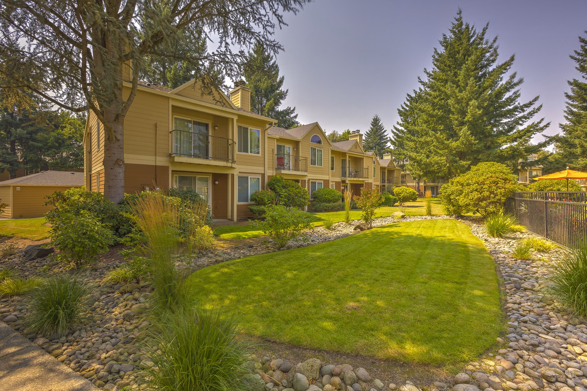 Silver Oak Apartments: Sleek modern of luxury apartments in a serene community setting