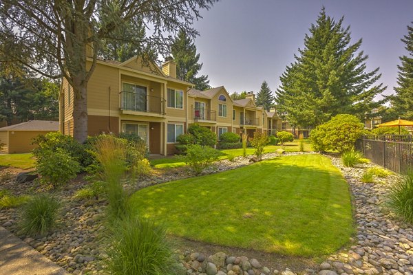 Silver Oak Apartments: Sleek modern of luxury apartments in a serene community setting