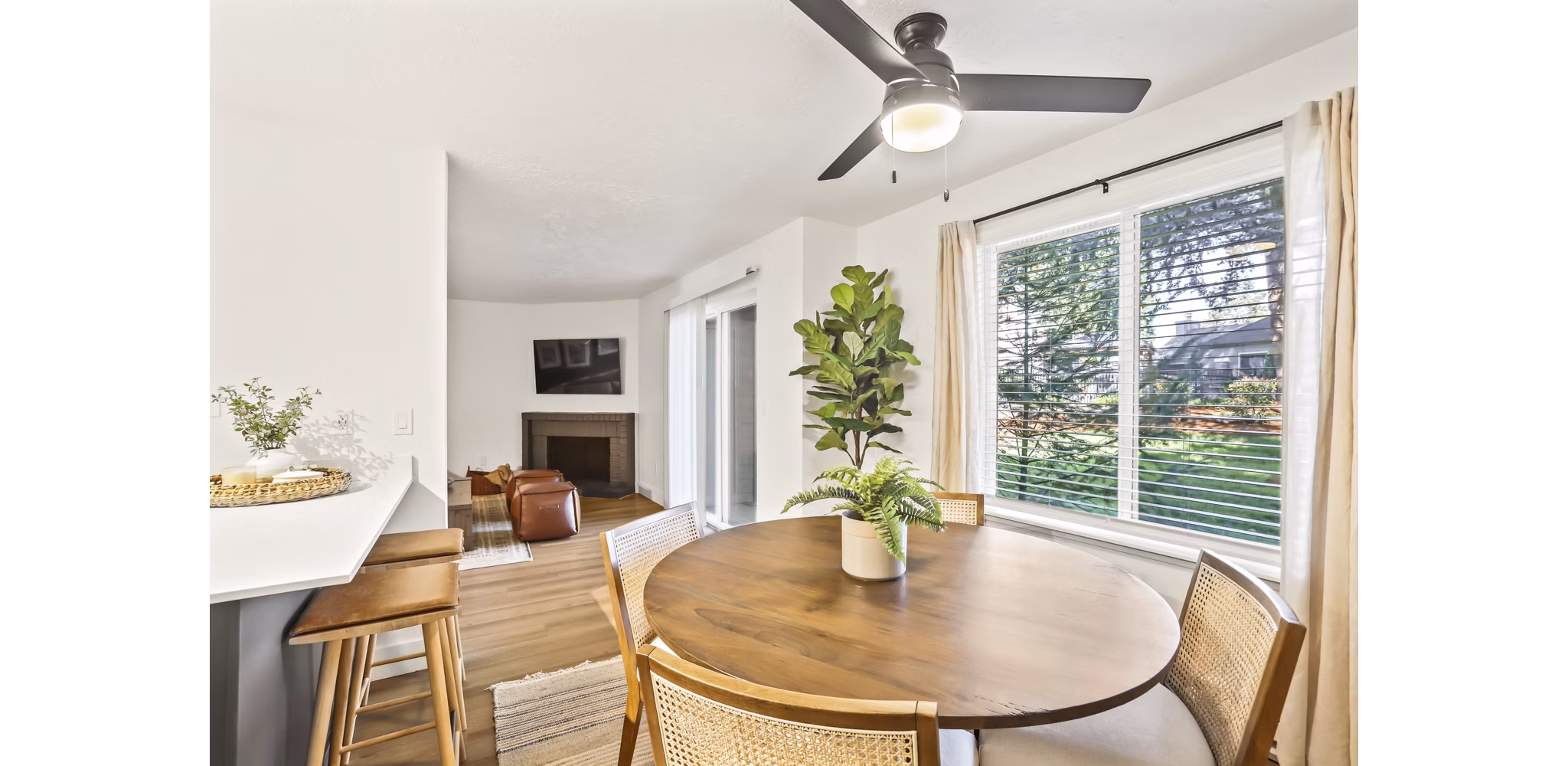 dining room at Silver Oak Apartments