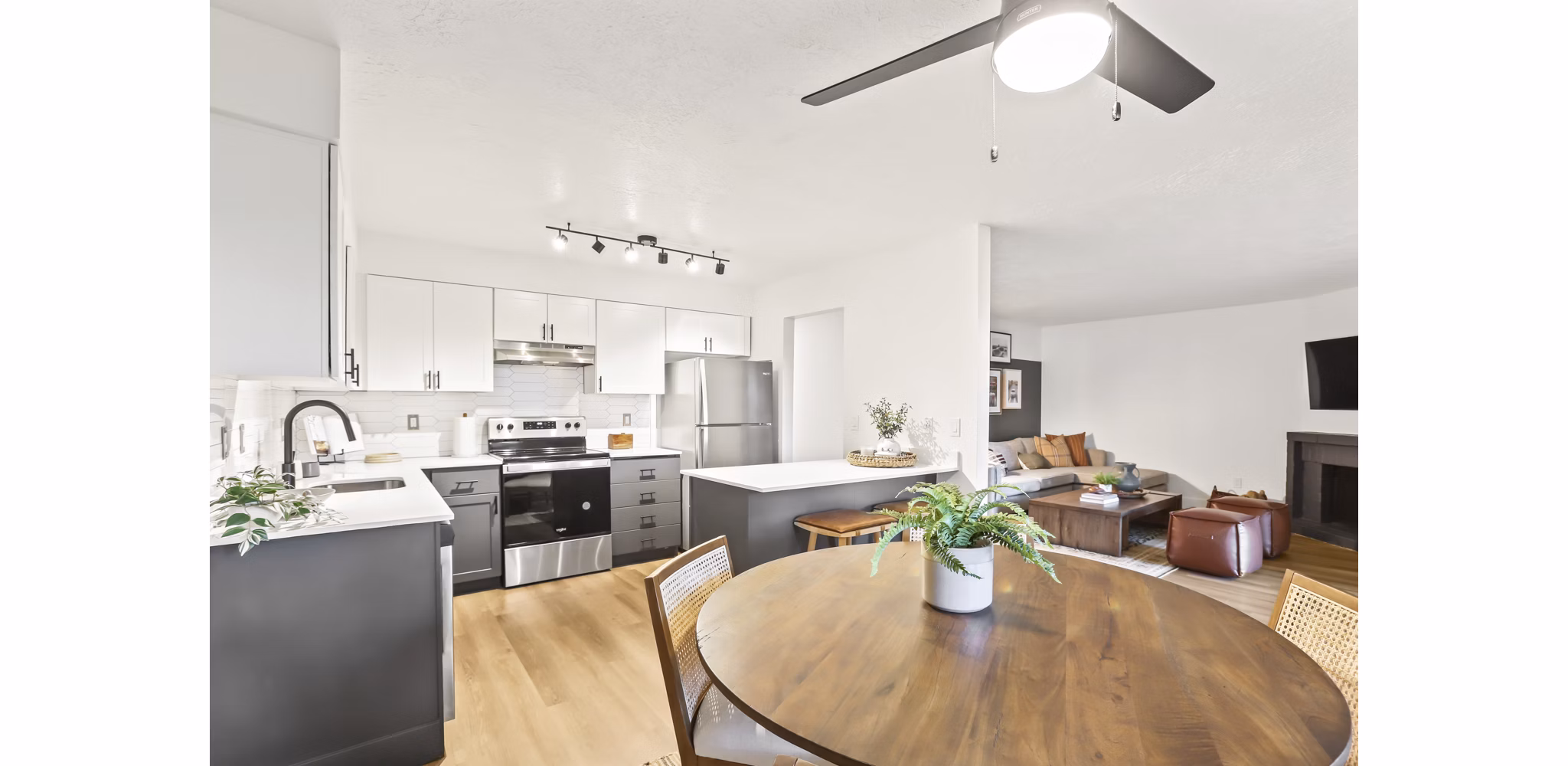 dining room at Silver Oak Apartments