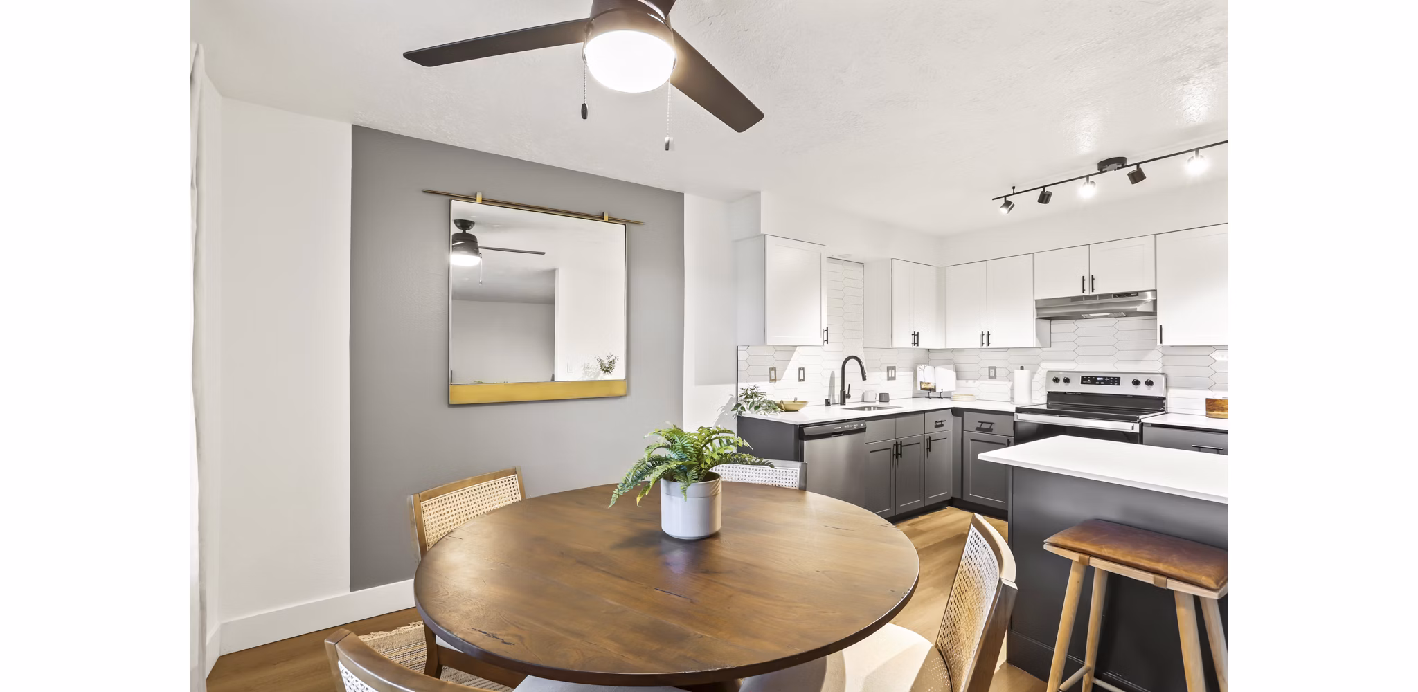 dining room at Silver Oak Apartments