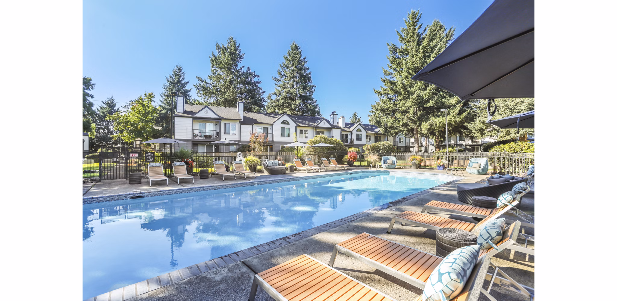 pool at Silver Oak Apartments