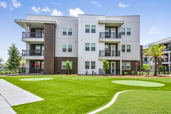 putting green at The Residences at SweetBay Apartments