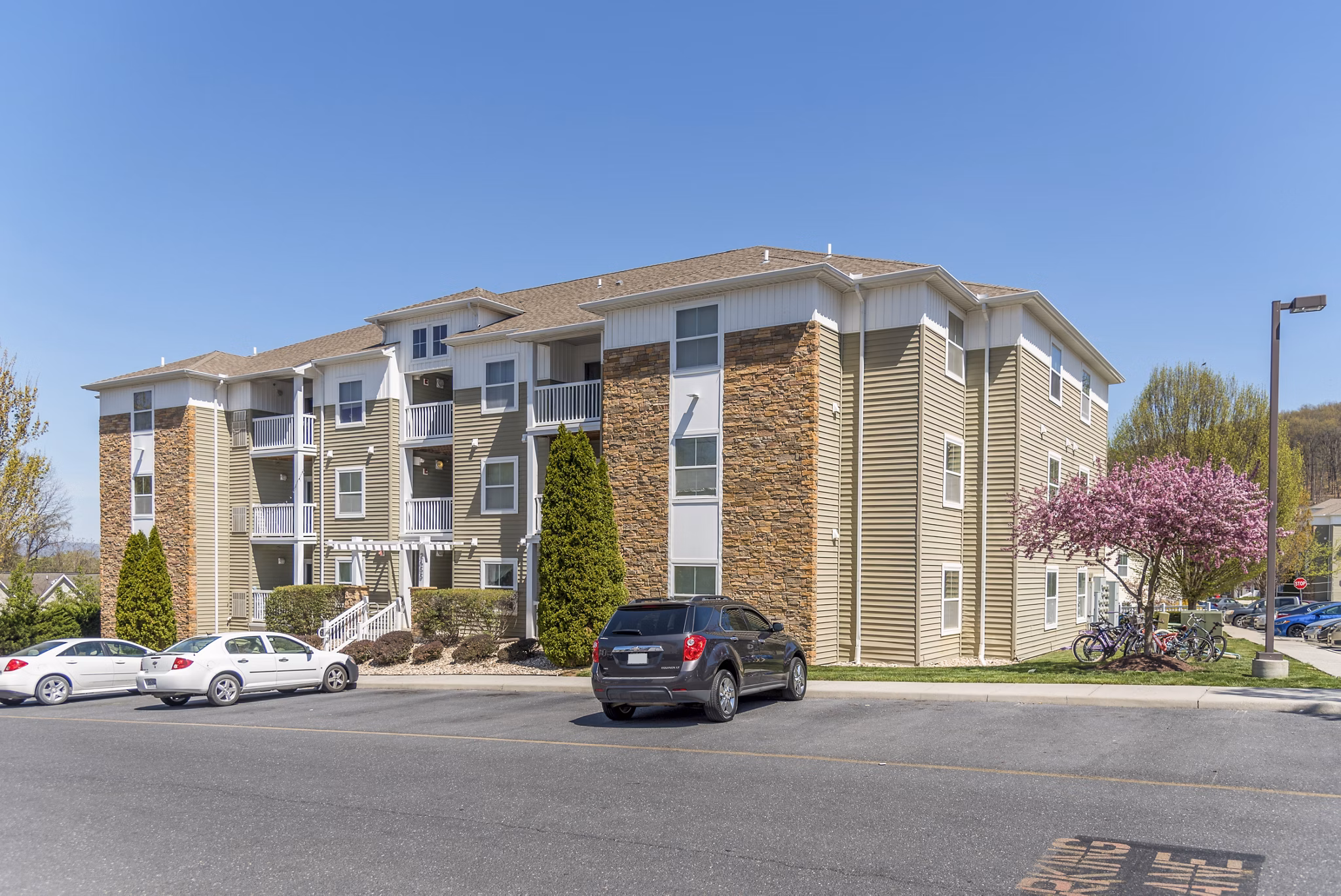 Campus View Apartments: Contemporary of luxury apartments near university for upscale living