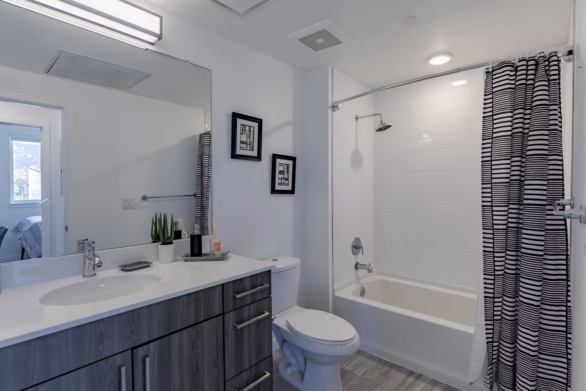 Modern bathroom with elegant fixtures at Union 9Seventy Apartments