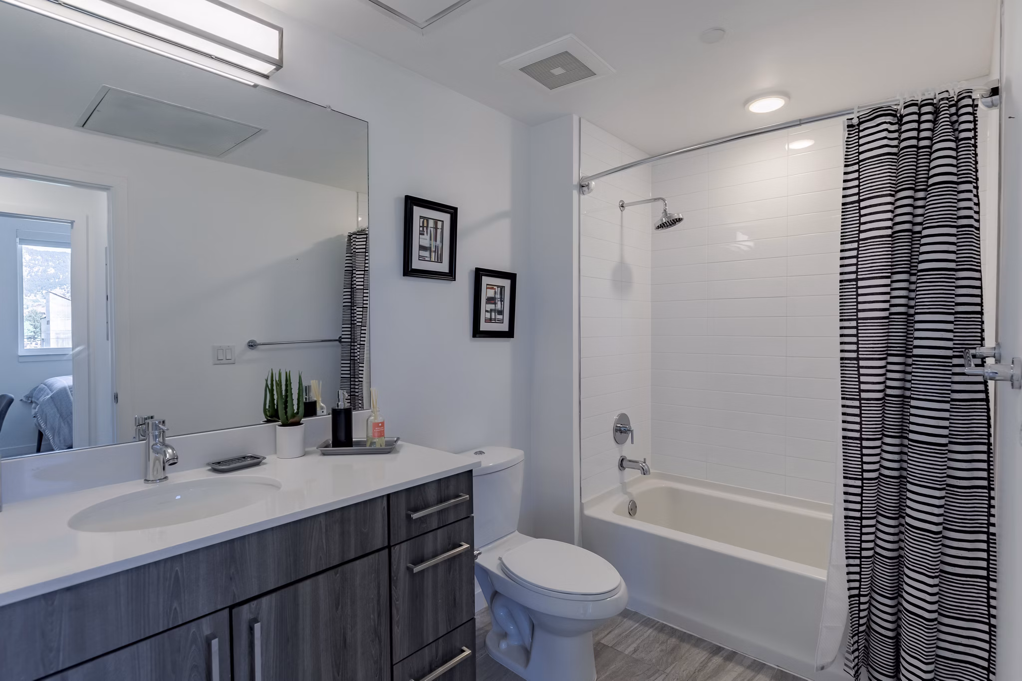 Modern bathroom with elegant fixtures at Union 9Seventy Apartments