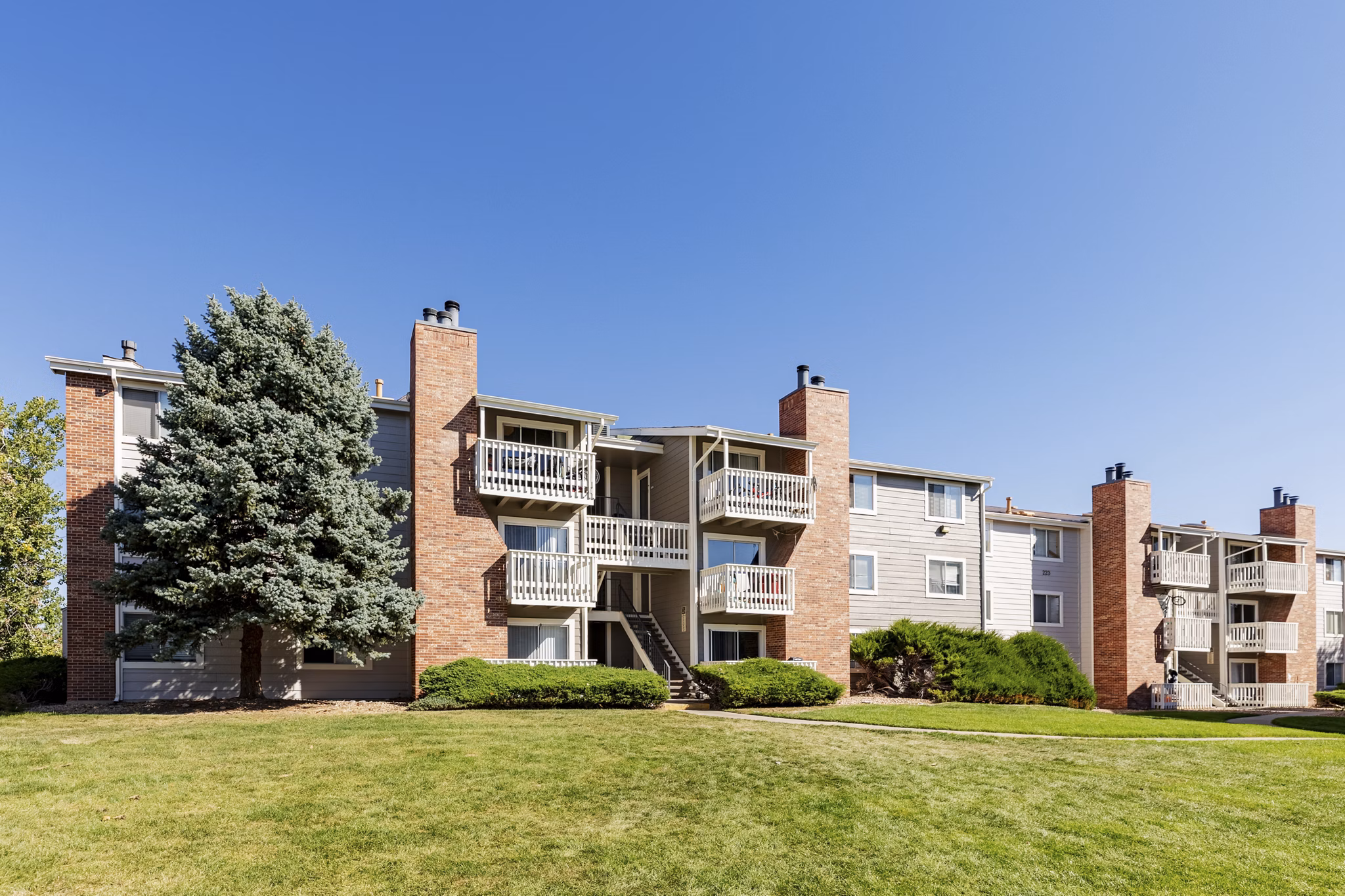 exterior at Glen at the Park Apartments 