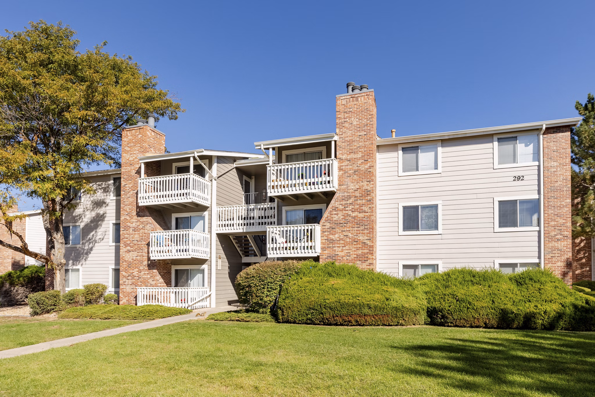 exterior at Glen at the Park Apartments 