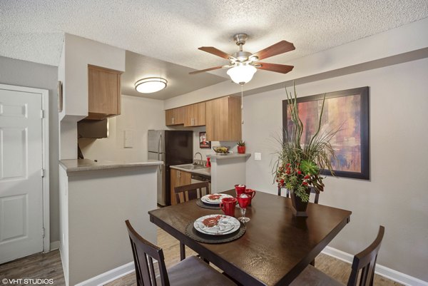 Dining area featuring modern decor and ample seating at Glen at the Park Apartments