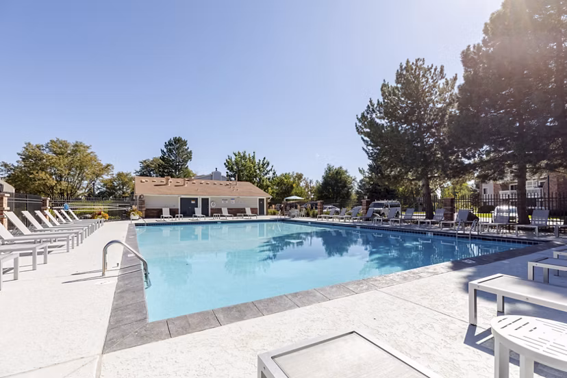 pool at Glen at the Park Apartments 