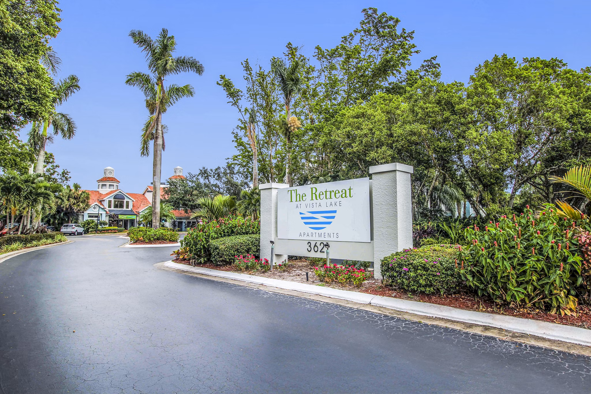 The Retreat at Vista Lake Apartments: Signage for luxury living near community amenities