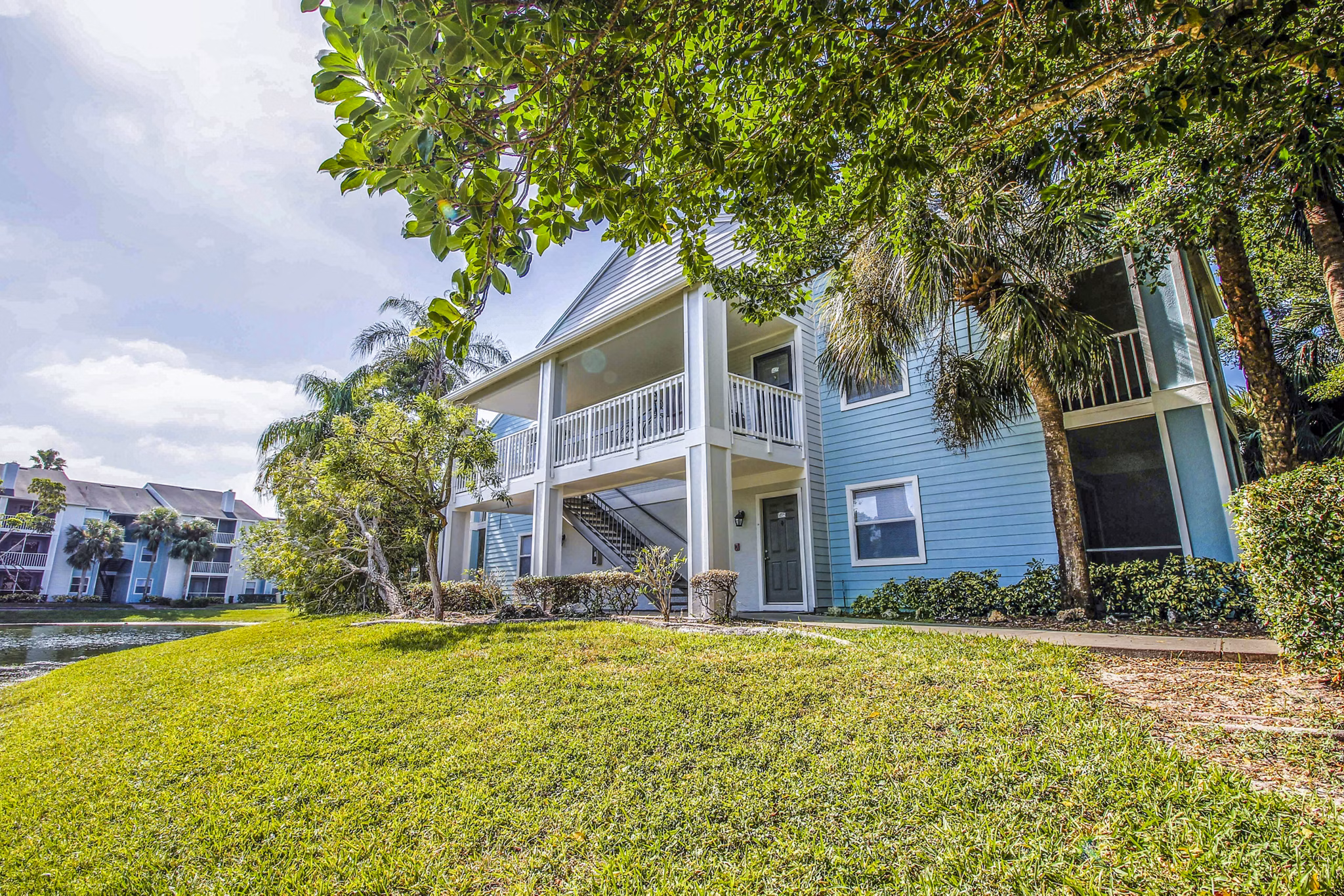 The Retreat at Vista Lake: Serene apartment complex with lush landscaping