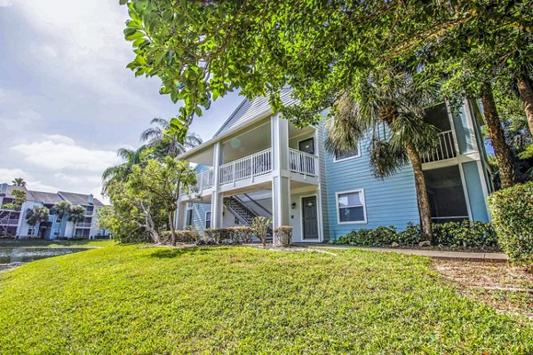 The Retreat at Vista Lake: Serene apartment complex with lush landscaping