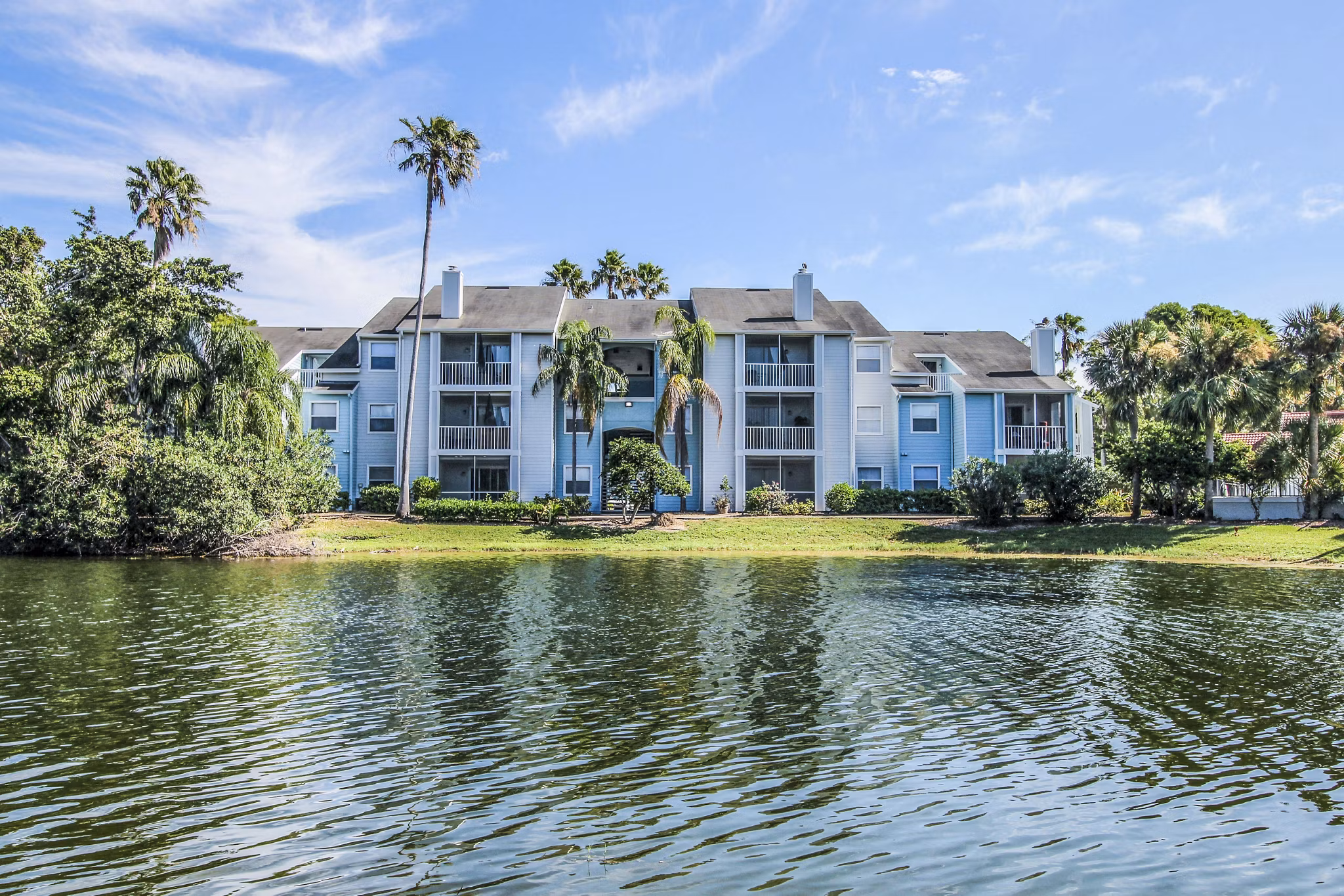 The Retreat at Vista Lake: Elegant lakeside apartments with modern architecture