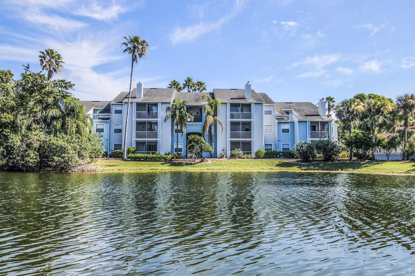 The Retreat at Vista Lake: Elegant lakeside apartments with modern architecture