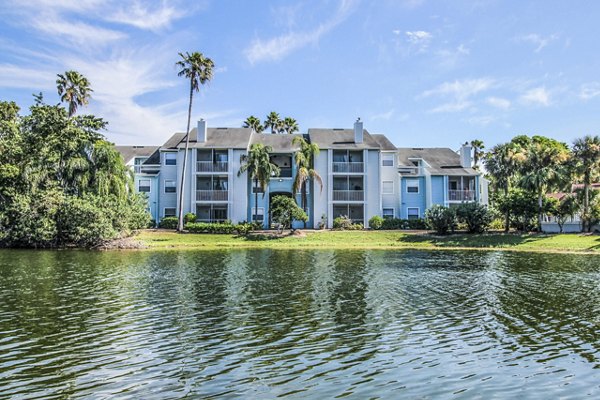The Retreat at Vista Lake: Elegant lakeside apartments with modern architecture